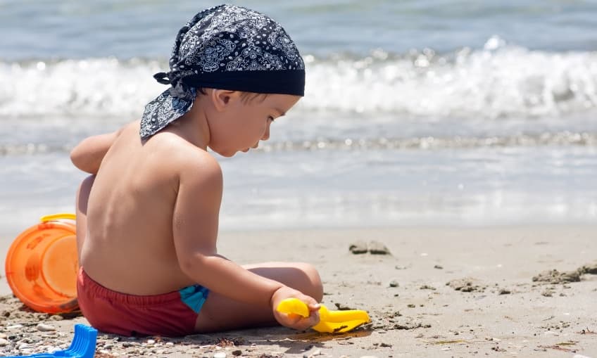 Niño jugando en la playa